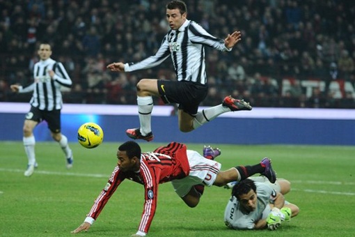 Hòa gay cấn Milan, Juventus giữ vững thành tích bất bại - 2
