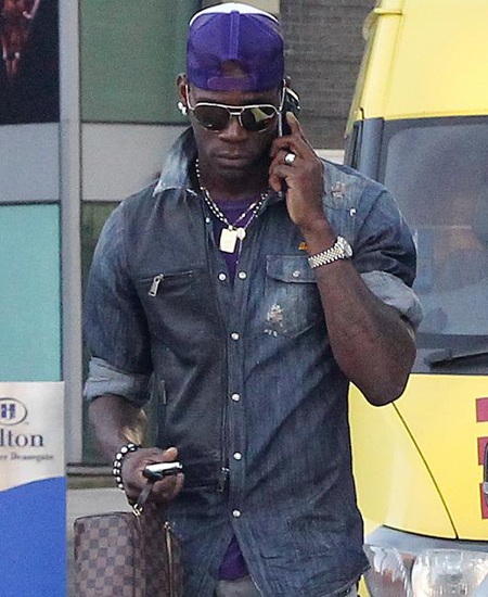 Nigel de Jong gọi Balotelli là kẻ ngu ngốc