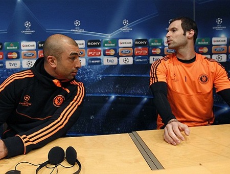 Cech giúp Chelsea “nắn gân” trọng tài
