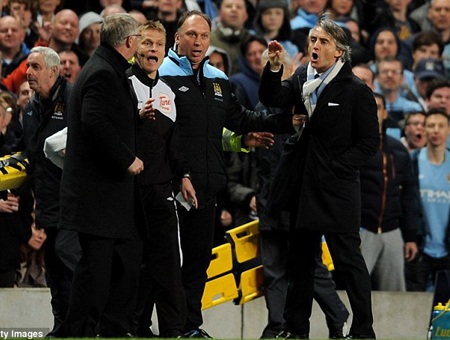 Alex Ferguson suýt lao vào “tẩn” Mancini