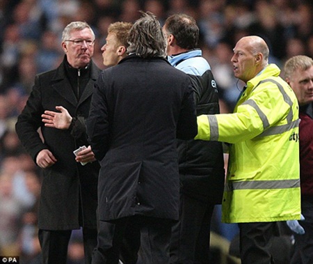 Alex Ferguson suýt lao vào “tẩn” Mancini