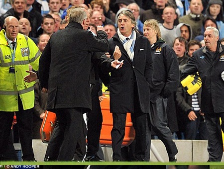 Alex Ferguson suýt lao vào “tẩn” Mancini