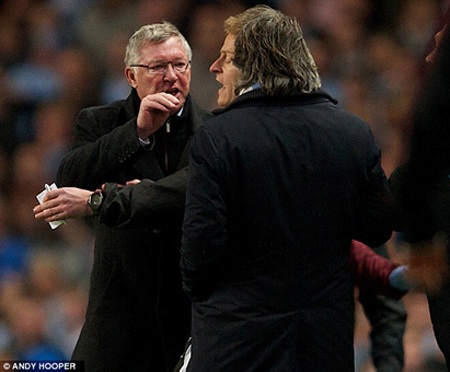 Alex Ferguson suýt lao vào “tẩn” Mancini