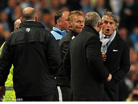 Alex Ferguson suýt lao vào “tẩn” Mancini