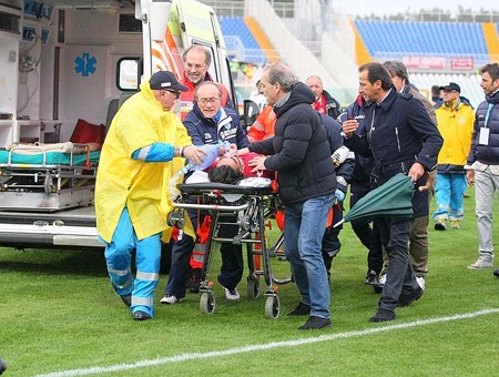 Serie A hoãn thi đấu do một cầu thủ bị đột tử trên sân