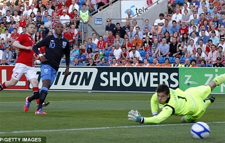 Anh có chiến thắng đầu tay cùng Roy Hodgson