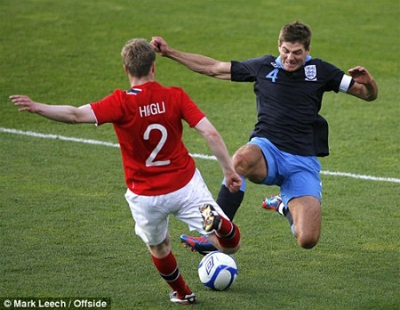 Anh có chiến thắng đầu tay cùng Roy Hodgson