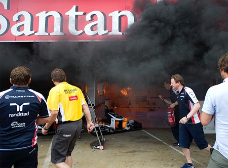 Vừa vô địch chặng, đội Williams đã bị lửa đốt mất xe đua