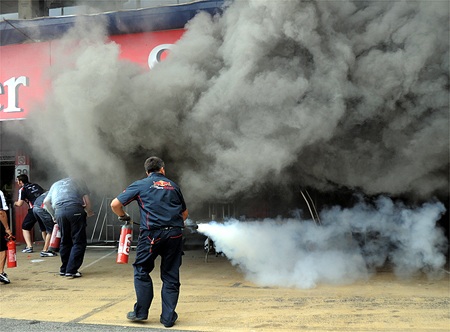 Vừa vô địch chặng, đội Williams đã bị lửa đốt mất xe đua