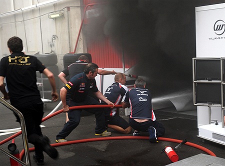 Vừa vô địch chặng, đội Williams đã bị lửa đốt mất xe đua
