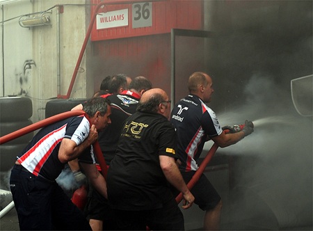 Vừa vô địch chặng, đội Williams đã bị lửa đốt mất xe đua