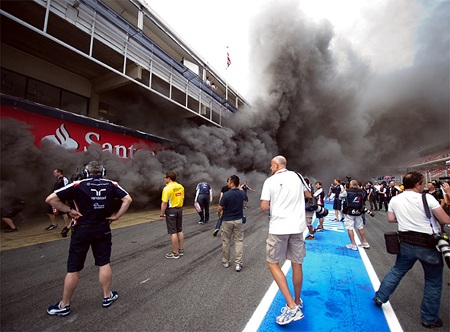 Vừa vô địch chặng, đội Williams đã bị lửa đốt mất xe đua