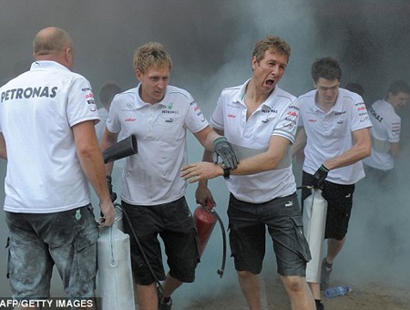 Vừa vô địch chặng, đội Williams đã bị lửa đốt mất xe đua