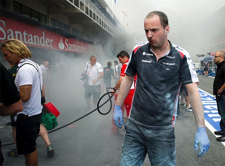 Vừa vô địch chặng, đội Williams đã bị lửa đốt mất xe đua