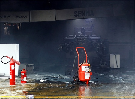 Vừa vô địch chặng, đội Williams đã bị lửa đốt mất xe đua