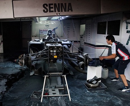 Vừa vô địch chặng, đội Williams đã bị lửa đốt mất xe đua