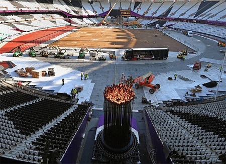 Đài lửa được di chuyển đến vị trí mới cách vị trí đứng hôm khai mạc khoảng 100m