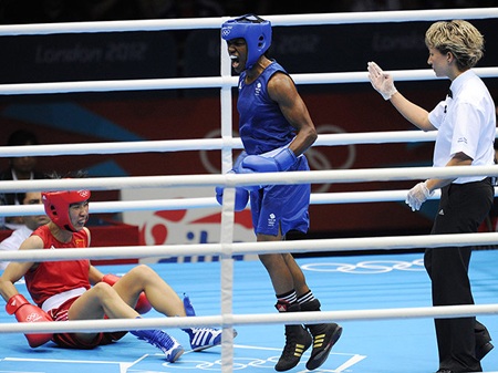 Adams tỏ ra quá mạnh