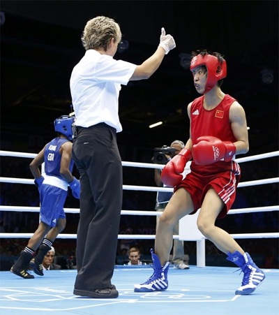 Adams tỏ ra quá mạnh