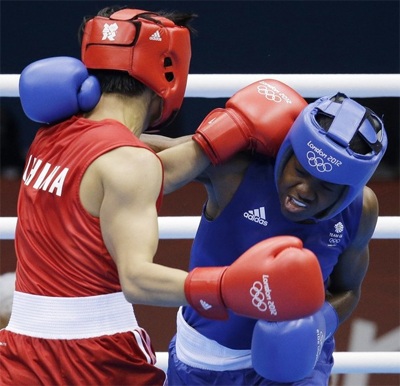 Adams tỏ ra quá mạnh