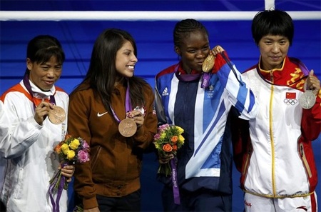 Adams tỏ ra quá mạnh