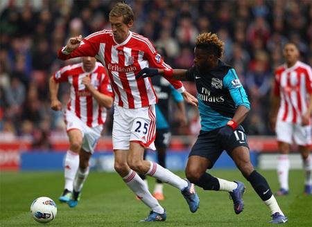 Stoke - Arsenal: Trong nỗi nhớ Persy - 2 Arsenal giờ cũng đã không còn cả Alex Song
