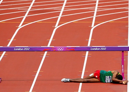 VĐV bóng bàn người Canada, Andre Ho đã bị chảy máu mũi sau dinh bóng đập vào mặt anh