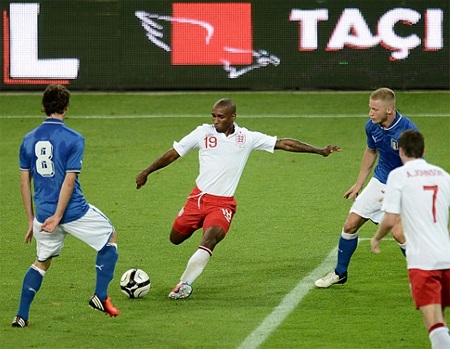 Defoe tỏa sáng, Anh hạ gục Italia - 1 Defoe với cú cứa lòng hoàn hảo đã giúp tuyển Anh kết thúc 15 năm không thắng Italia
