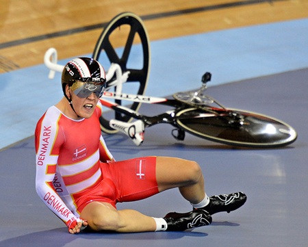 VĐV đua xe đạp người Đan Mạch, Lasse Norman Hansen ngã đo ván trên đường đua