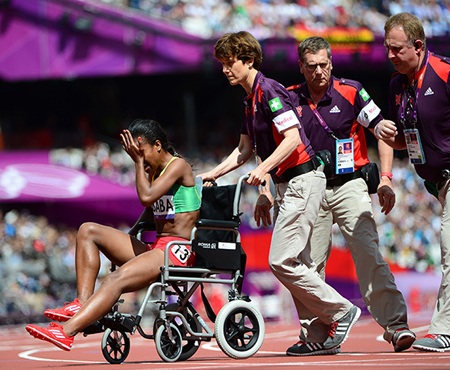 Tại vòng loại 1500m nữ, VĐV người Ethiopia Genzebe Dibaba đã phải rời đường đua bằng xe lăn