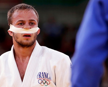 Tại vòng loại 1500m nữ, VĐV người Ethiopia Genzebe Dibaba đã phải rời đường đua bằng xe lăn