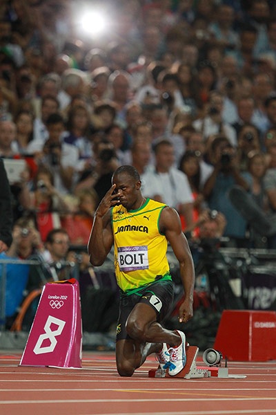Bolt cầu nguyện trước khi anh bước vào thi đấu, anh chạy ở đường chạy số 7