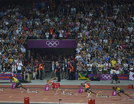 Bolt cầu nguyện trước khi anh bước vào thi đấu, anh chạy ở đường chạy số 7