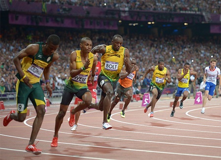 Bolt cầu nguyện trước khi anh bước vào thi đấu, anh chạy ở đường chạy số 7