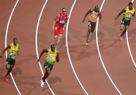 Nhưng ngay đến góc cua, Tia chớp đã khẳng định sức mạnh bằng việc vượt qua người đồng đội