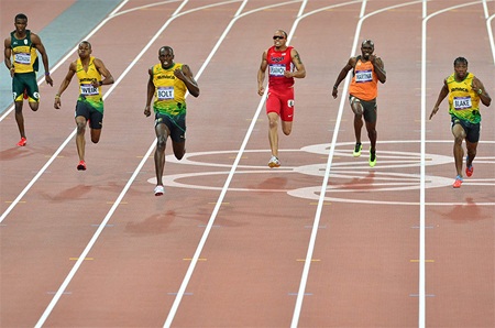 Bolt và Blake bắt đầu bứt tốc ở giai đoạn cuối đường đua