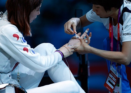 Tại vòng loại 1500m nữ, VĐV người Ethiopia Genzebe Dibaba đã phải rời đường đua bằng xe lăn