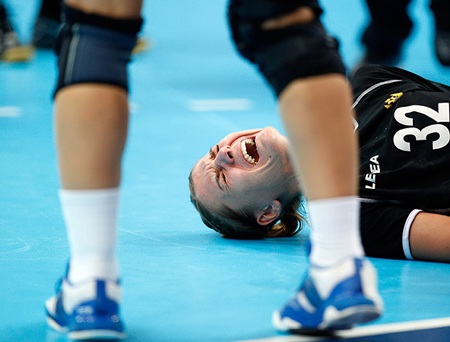 Tại vòng loại 1500m nữ, VĐV người Ethiopia Genzebe Dibaba đã phải rời đường đua bằng xe lăn