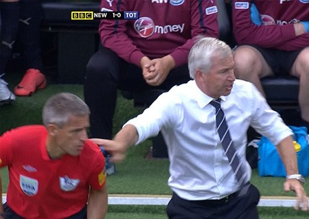 Xô ngã trợ lý trọng tài, HLV của Newcastle bị FA điều tra - 1 Phút nông nổi khiến Pardew có thể sẽ phải nhận án phạt nặng