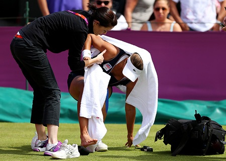 Tại vòng loại 1500m nữ, VĐV người Ethiopia Genzebe Dibaba đã phải rời đường đua bằng xe lăn