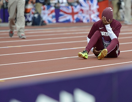 Tại vòng loại 1500m nữ, VĐV người Ethiopia Genzebe Dibaba đã phải rời đường đua bằng xe lăn