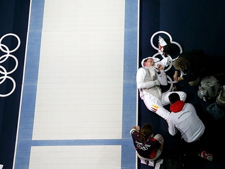 Tại vòng loại 1500m nữ, VĐV người Ethiopia Genzebe Dibaba đã phải rời đường đua bằng xe lăn