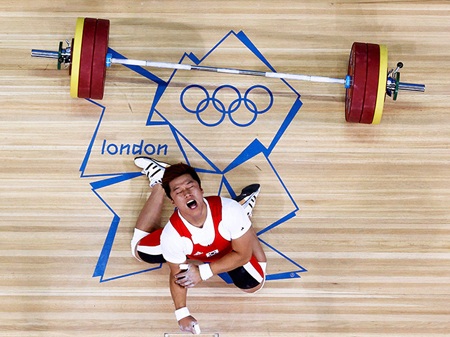 Tại vòng loại 1500m nữ, VĐV người Ethiopia Genzebe Dibaba đã phải rời đường đua bằng xe lăn