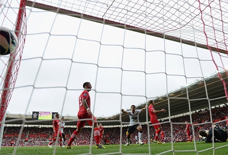 Tuy nhiên, đến phút 87, Van Persie đã gỡ hòa 2-2 từ một cú đệm bóng cận thành dễ dàng