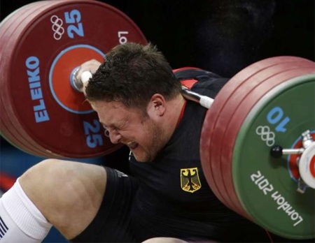 VĐV cử tạ người Đức bị tạ đè vào cổ - 1 Chiếc tạ nặng 196 kg đã rơi xuống cổ của Steiner