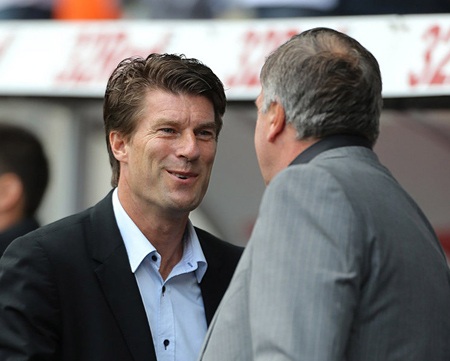 Cái bắt tay của hai chiến lược gia, Michael Laudrup và Sam Aladayes