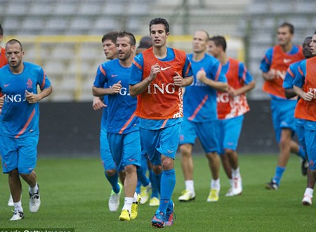 MU đạt được thỏa thuận mua Van Persie - 1 Van Persie chỉ còn một bước ngắn nữa sẽ là người của MU
