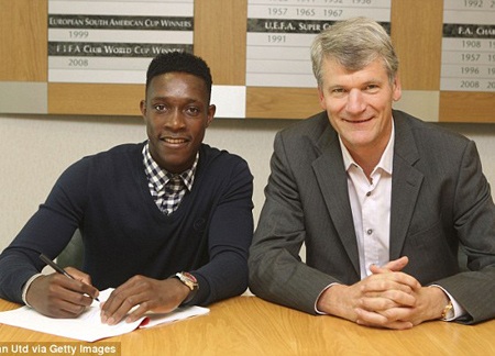 Welbeck và GĐ ĐH của MU, David Gills trong buổi ký hợp đồng mới