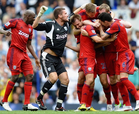 Wigan cũng đã có chiến thắng đầu tiên, lần này họ hạ gục Southampton 2-0 ngay tại miền Nam.