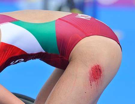 Tại vòng loại 1500m nữ, VĐV người Ethiopia Genzebe Dibaba đã phải rời đường đua bằng xe lăn